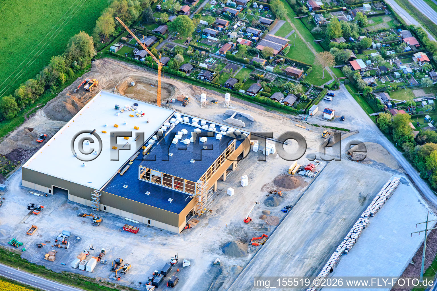 Nouveau chantier de construction de la société Benkert Dachbegrünung GmbH & Co. KG entre Prappacher Straße et le parc industriel de Godelstatt pour un hall et un immeuble de bureaux à l'association des jardins familiaux de Hassfurt. à le quartier Kleinaugsfeld in Haßfurt dans le département Bavière, Allemagne