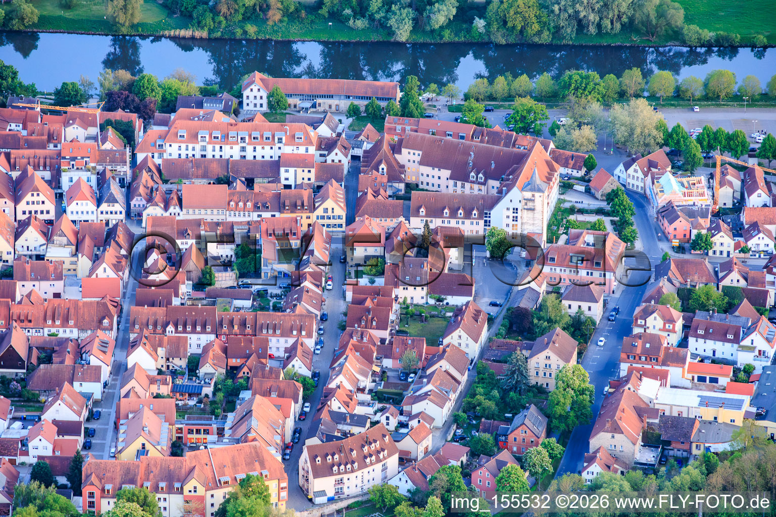 Vieille ville historique sur les rives du Main avec une promenade côté nord à Haßfurt dans le département Bavière, Allemagne