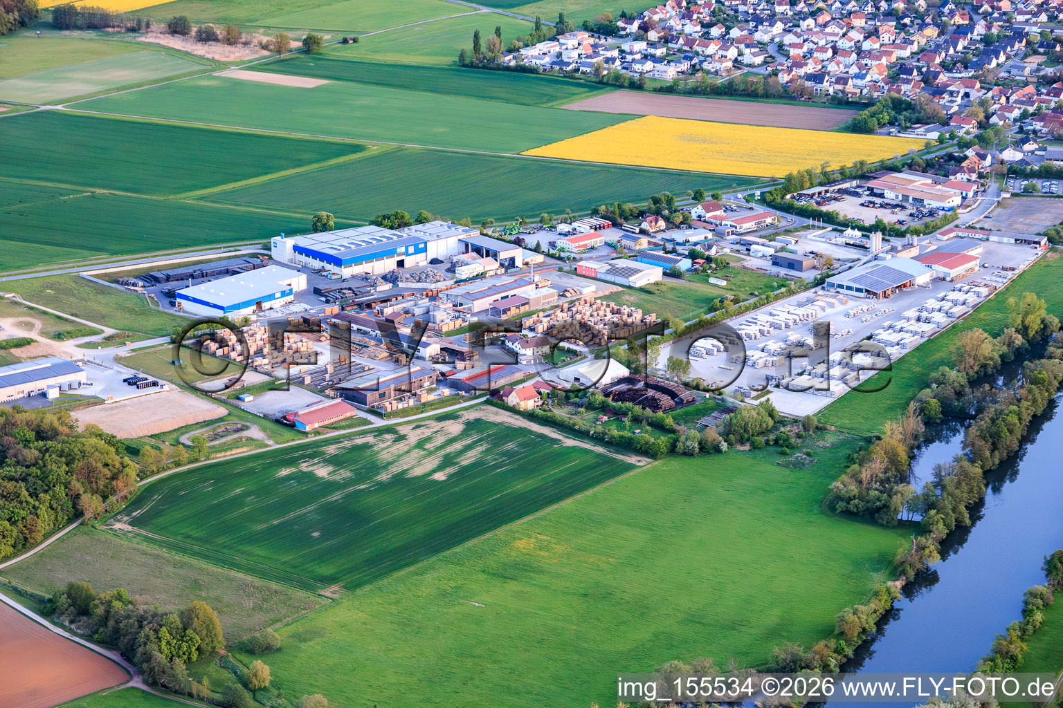 Parc industriel situé sur les rives du Main, avec la scierie Reitz GmbH et la centrale à béton GODELMANN GmbH & Co. KG. à Wonfurt dans le département Bavière, Allemagne