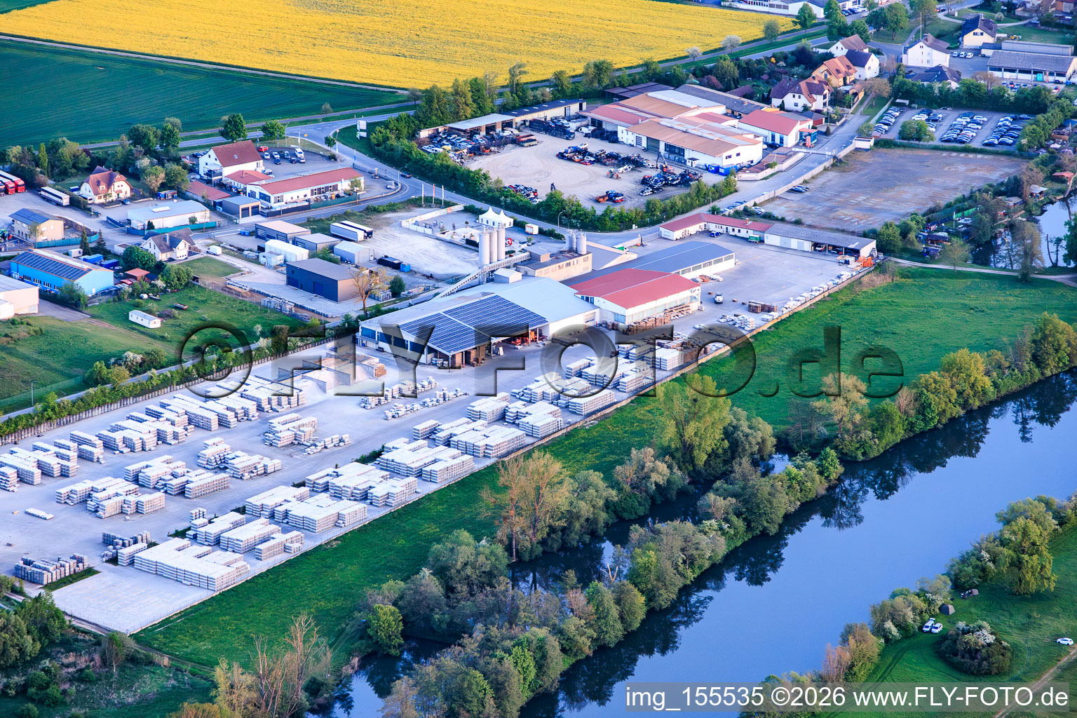 Parc industriel situé sur les rives du Main, avec l'usine à béton GODELMANN GmbH & Co. KG à Wonfurt dans le département Bavière, Allemagne