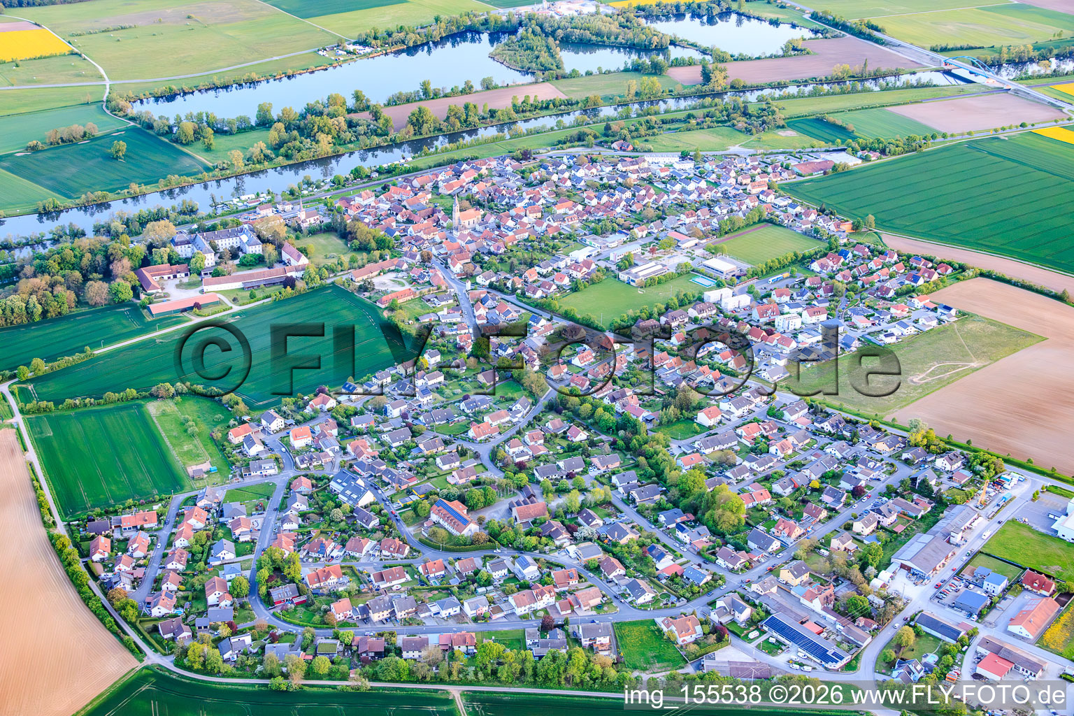 Vue d'ensemble du village depuis le nord, sur les rives de la rivière principale à le quartier Obertheres in Theres dans le département Bavière, Allemagne