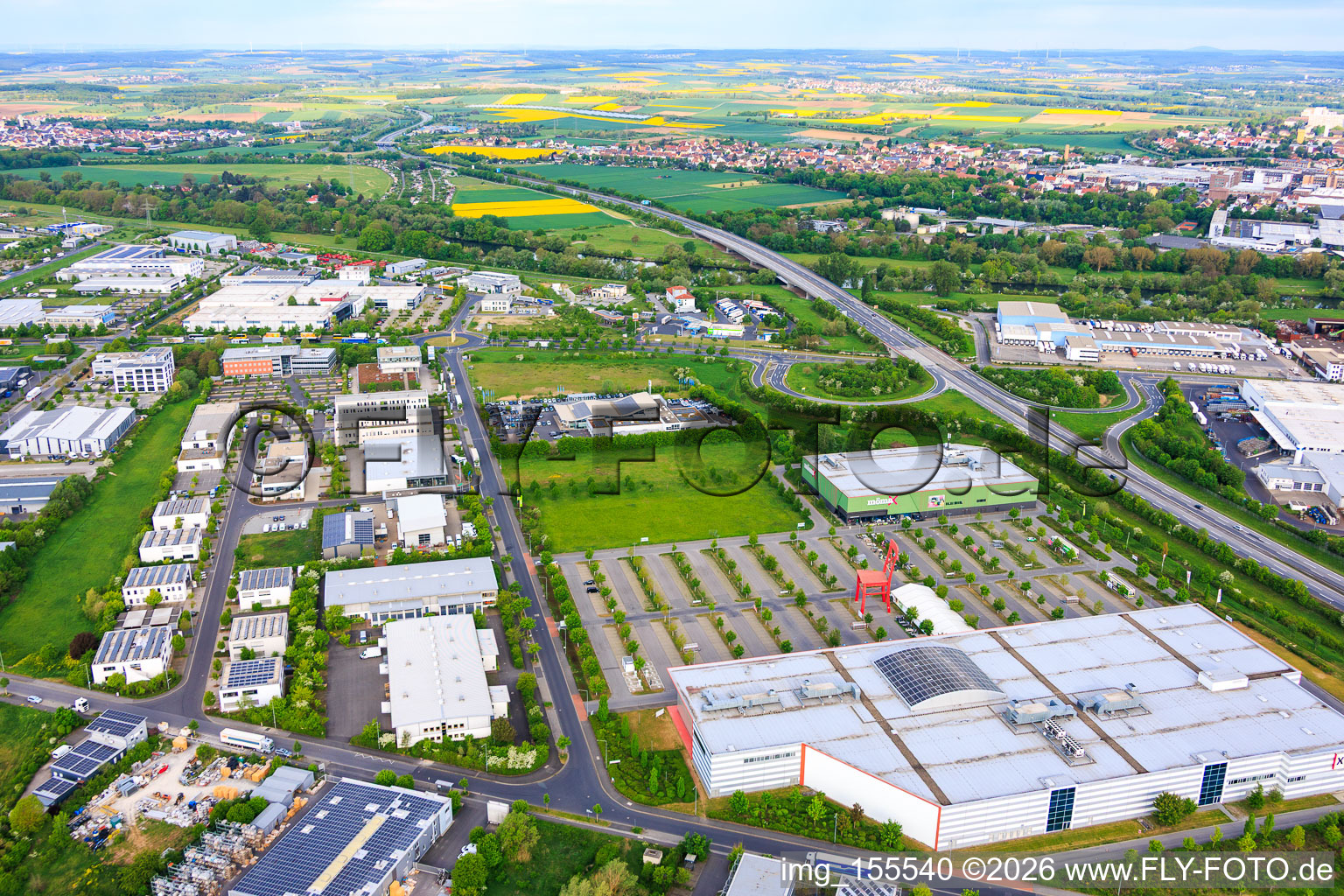 Parc industriel Maintal avec une chaise rouge géante sur le parking de XXXLutz Neubert Schweinfurt et mömax Schweinfurt à le quartier Oberndorf in Schweinfurt dans le département Bavière, Allemagne