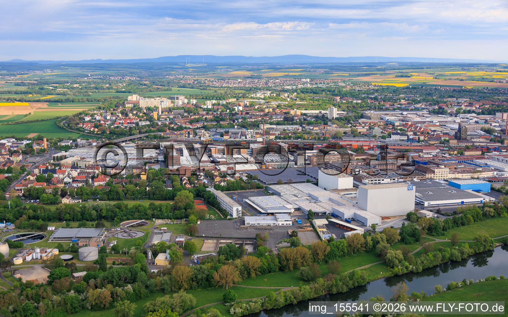 Vue de la ville de l'autre côté du Main, depuis le sud-est, montrant l'usine nord de ZF Friedrichshafen AG. à le quartier Oberndorf in Schweinfurt dans le département Bavière, Allemagne