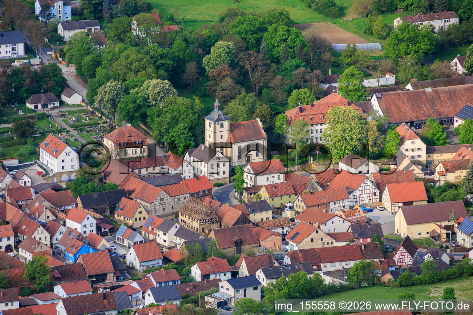 Domaine du château Obbach et église - Évangélique luthérienne à le quartier Obbach in Euerbach dans le département Bavière, Allemagne