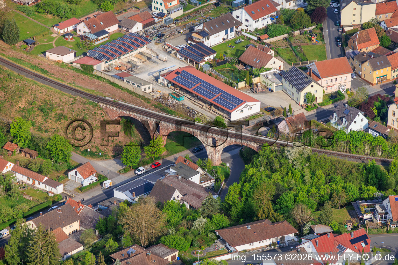 Pont ferroviaire historique à trois arches à Euerdorf dans le département Bavière, Allemagne