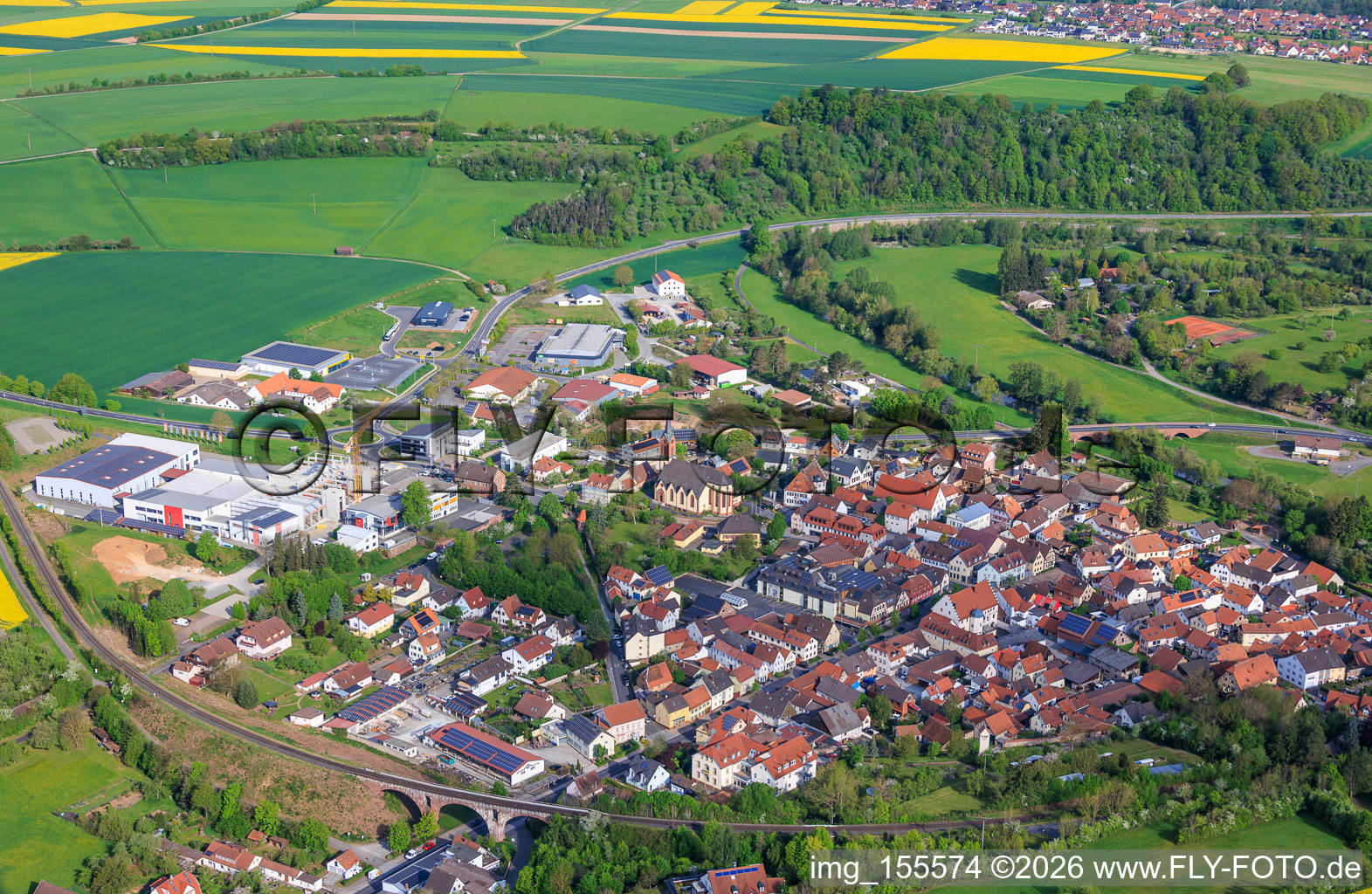 Vue d'un village dans la vallée de la Saale depuis le sud-est, avec l'église Saint-Jean-Baptiste. à Euerdorf dans le département Bavière, Allemagne
