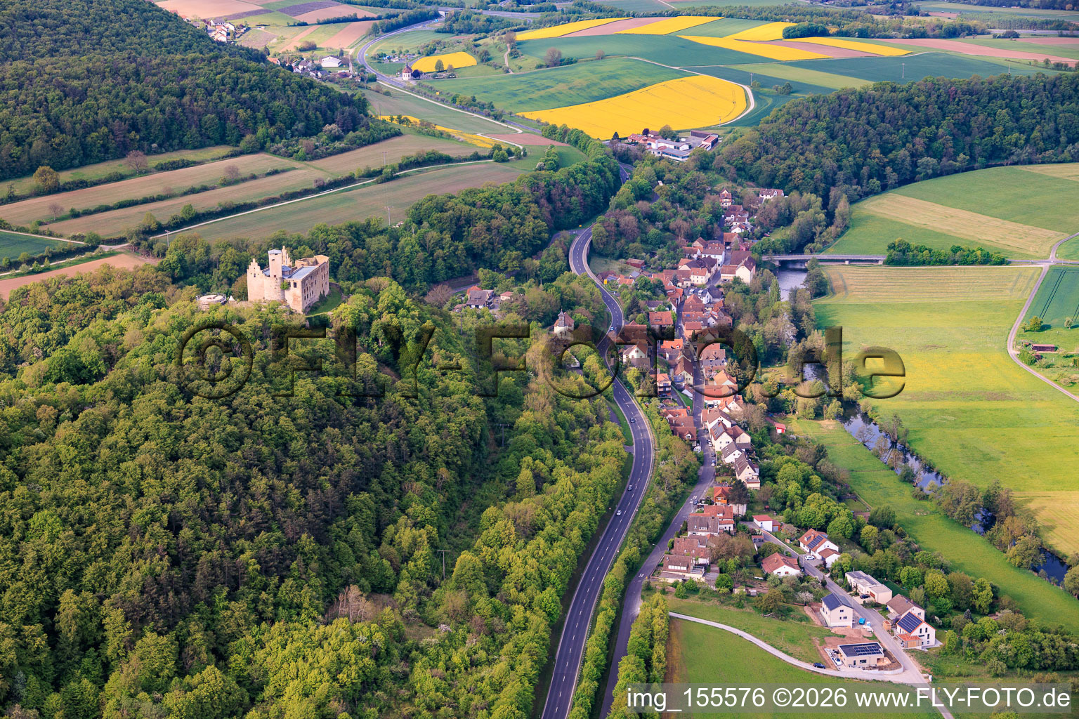 Vue du village de Trimburg dans la vallée de la Saale franconienne, depuis le nord-est. à le quartier Trimberg in Elfershausen dans le département Bavière, Allemagne
