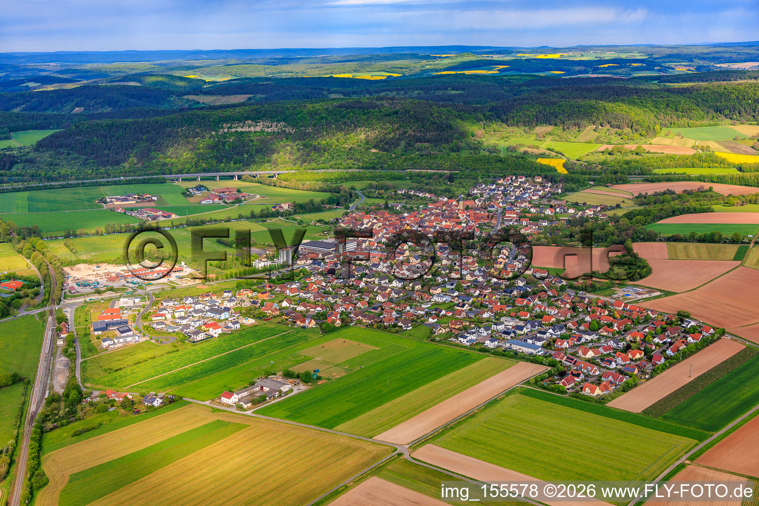 Vue de la ville depuis l'est, de ce côté de l'autoroute A7, avec le pont de la vallée de la Saale. à Elfershausen dans le département Bavière, Allemagne