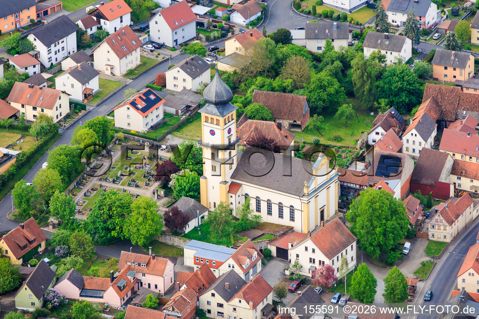 Cimetière et place de l'église avec Saint-Guy à le quartier Langendorf in Elfershausen dans le département Bavière, Allemagne