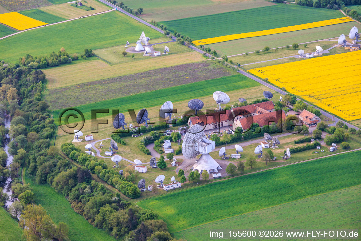 Antennes paraboliques pour la communication par satellite de la station terrestre Fuchsstadt à Fuchsstadt dans le département Bavière, Allemagne