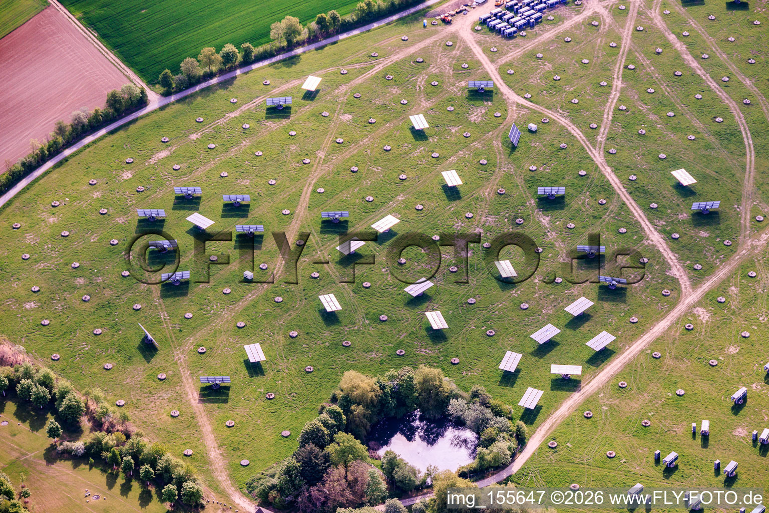 Chantier de démantèlement des systèmes de déplacement des panneaux solaires à suivi solaire du parc solaire de Gut Erlasee à le quartier Büchold in Arnstein dans le département Bavière, Allemagne