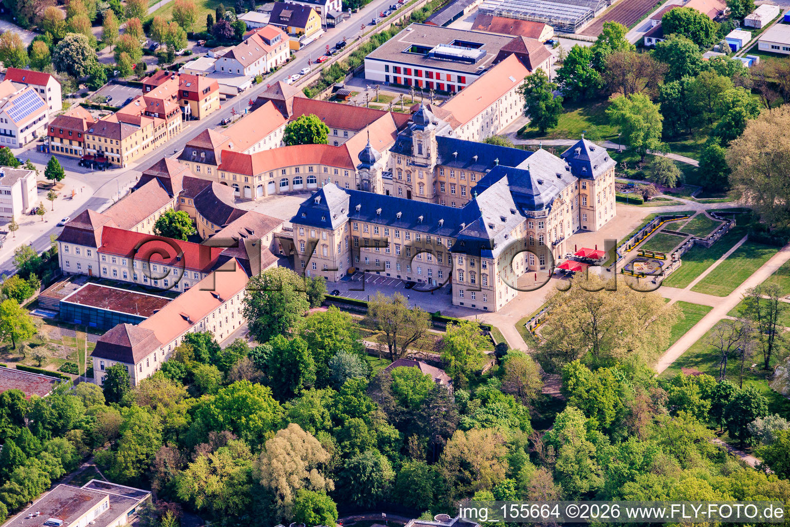 Château Werneck avec le café-bistro BALTHASAR et l'église du château Werneck à Werneck dans le département Bavière, Allemagne