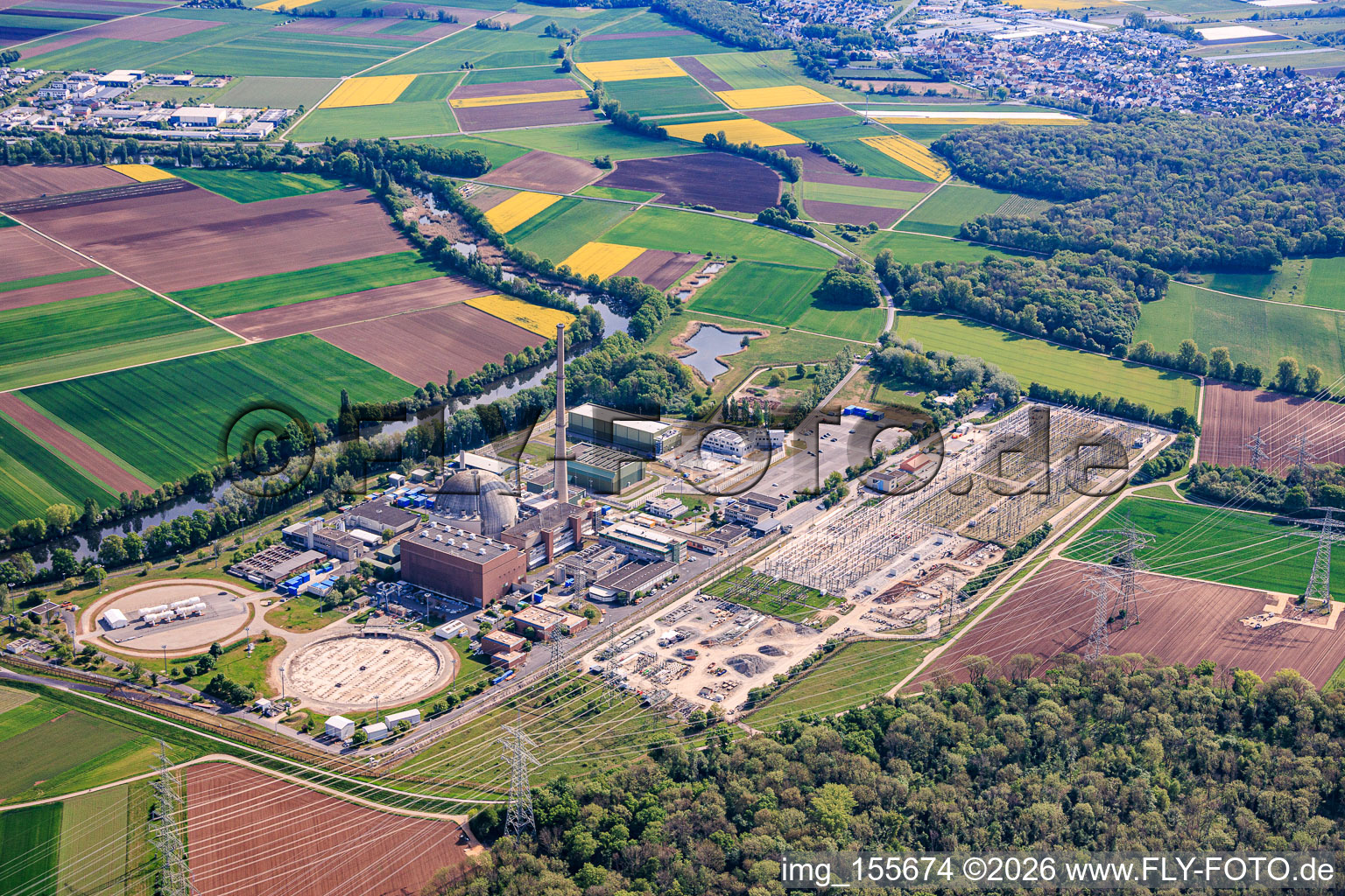 Centrale nucléaire désaffectée Grafenrheinfeld de Preussenelektra GmbH sur les rives du Main, avec stockage de Castor dans le « gymnase » et grande sous-station à Grafenrheinfeld dans le département Bavière, Allemagne