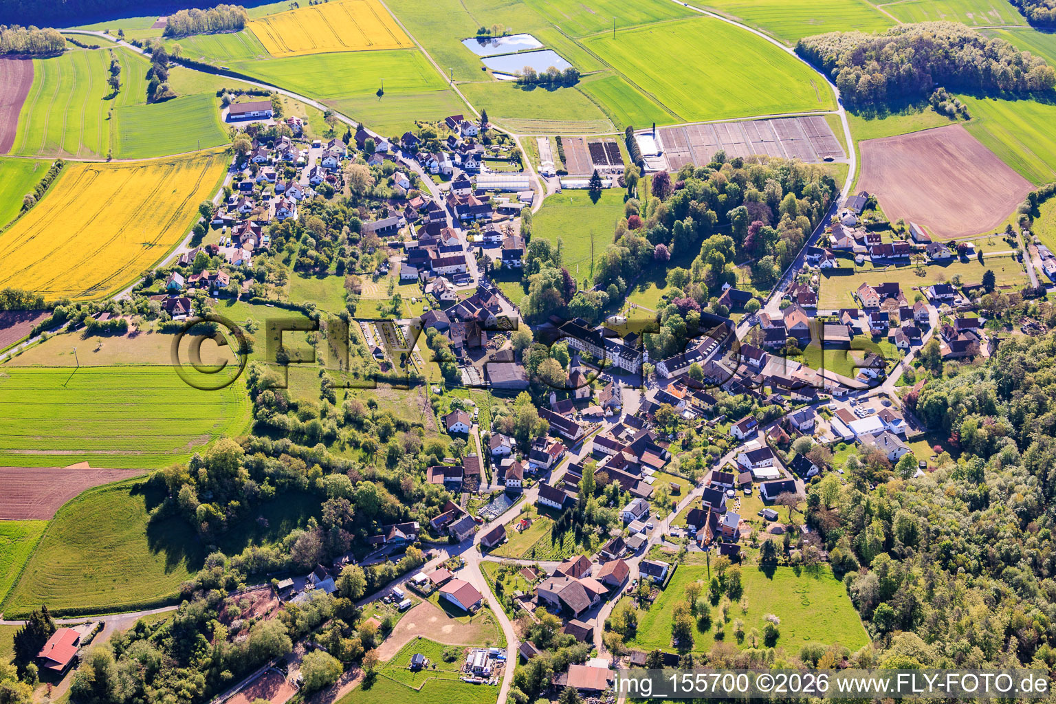 Vue du village depuis l'ouest avec le château Ditterswind (anciennement une maison de retraite pour personnes handicapées mentales gérée par l'Association diaconale, maintenant la résidence privée de la famille d'entrepreneurs Fischer) à le quartier Ditterswind in Maroldsweisach dans le département Bavière, Allemagne