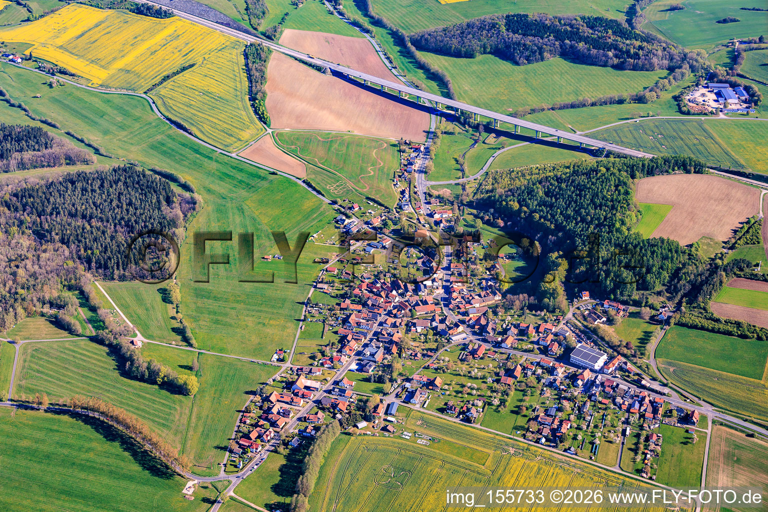 Vue de la ville depuis le sud-ouest, de ce côté du pont de la vallée de l'A73 à Brünn dans le département Thuringe, Allemagne