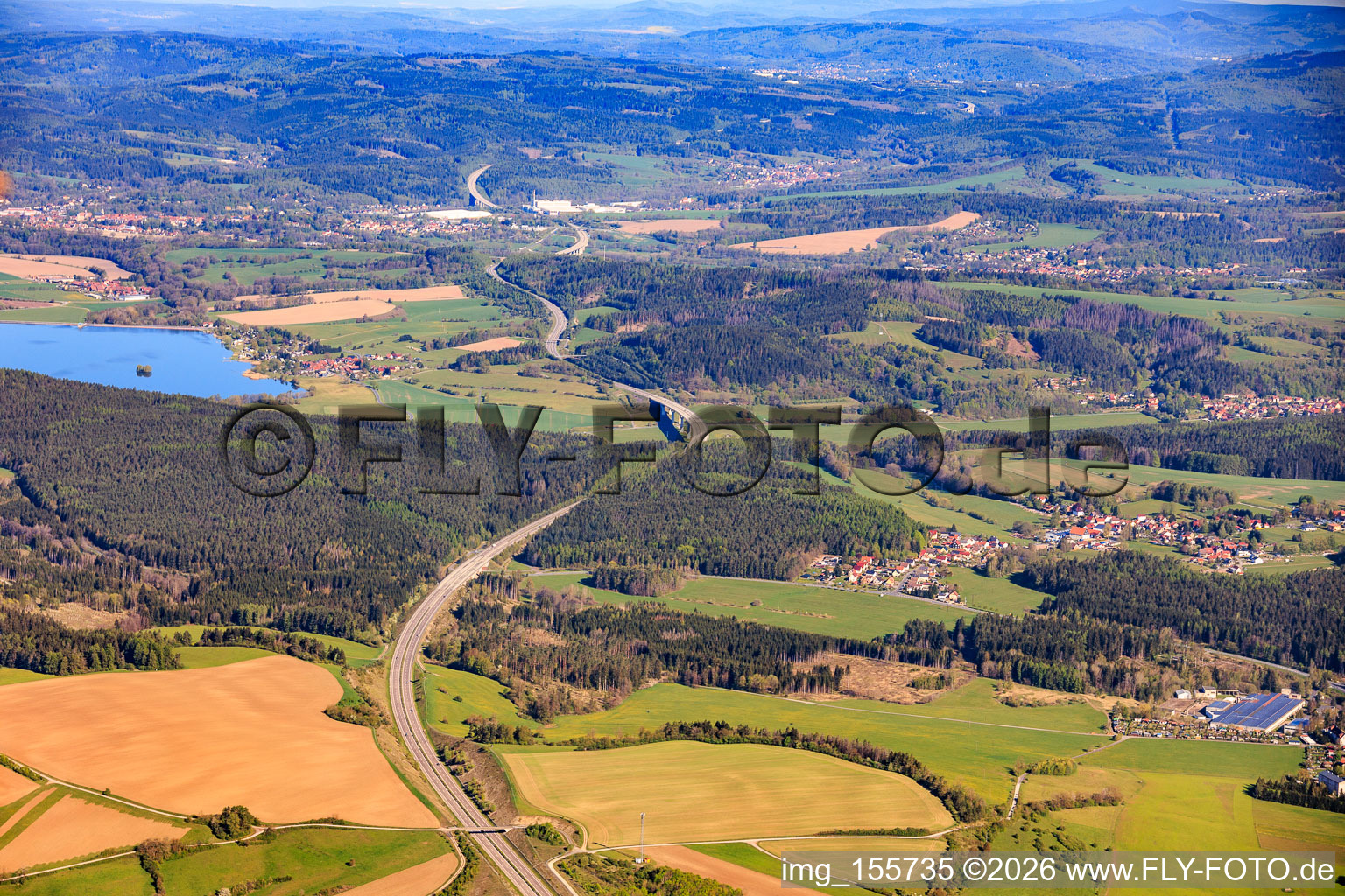 Tracé de l'autoroute A73 vers le nord-est et le réservoir de Ratscher à le quartier Oberrod in Schleusingen dans le département Thuringe, Allemagne