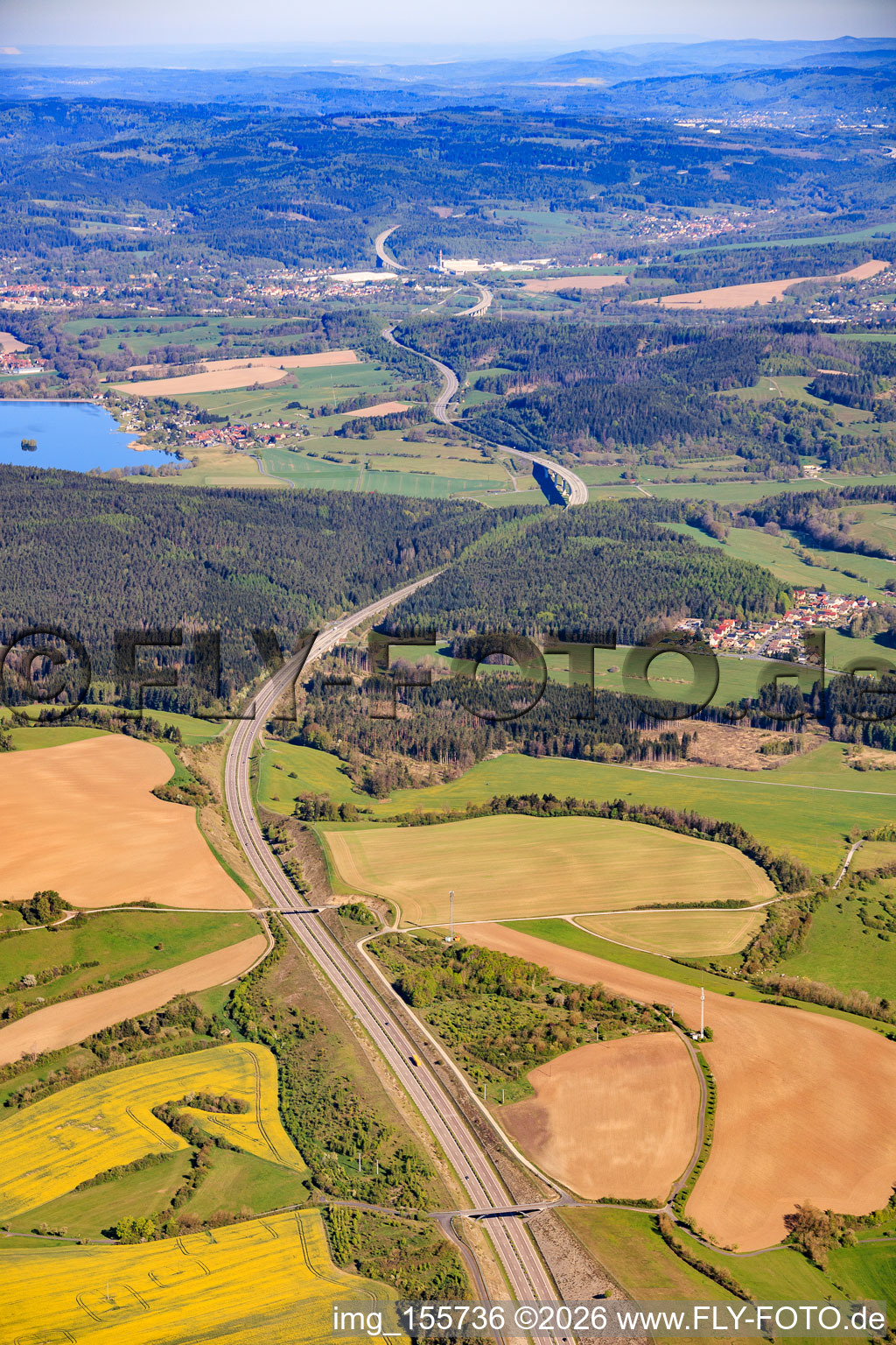 Tracé de l'autoroute A73 vers le nord-est et le réservoir de Ratscher à le quartier Wiedersbach in Auengrund dans le département Thuringe, Allemagne