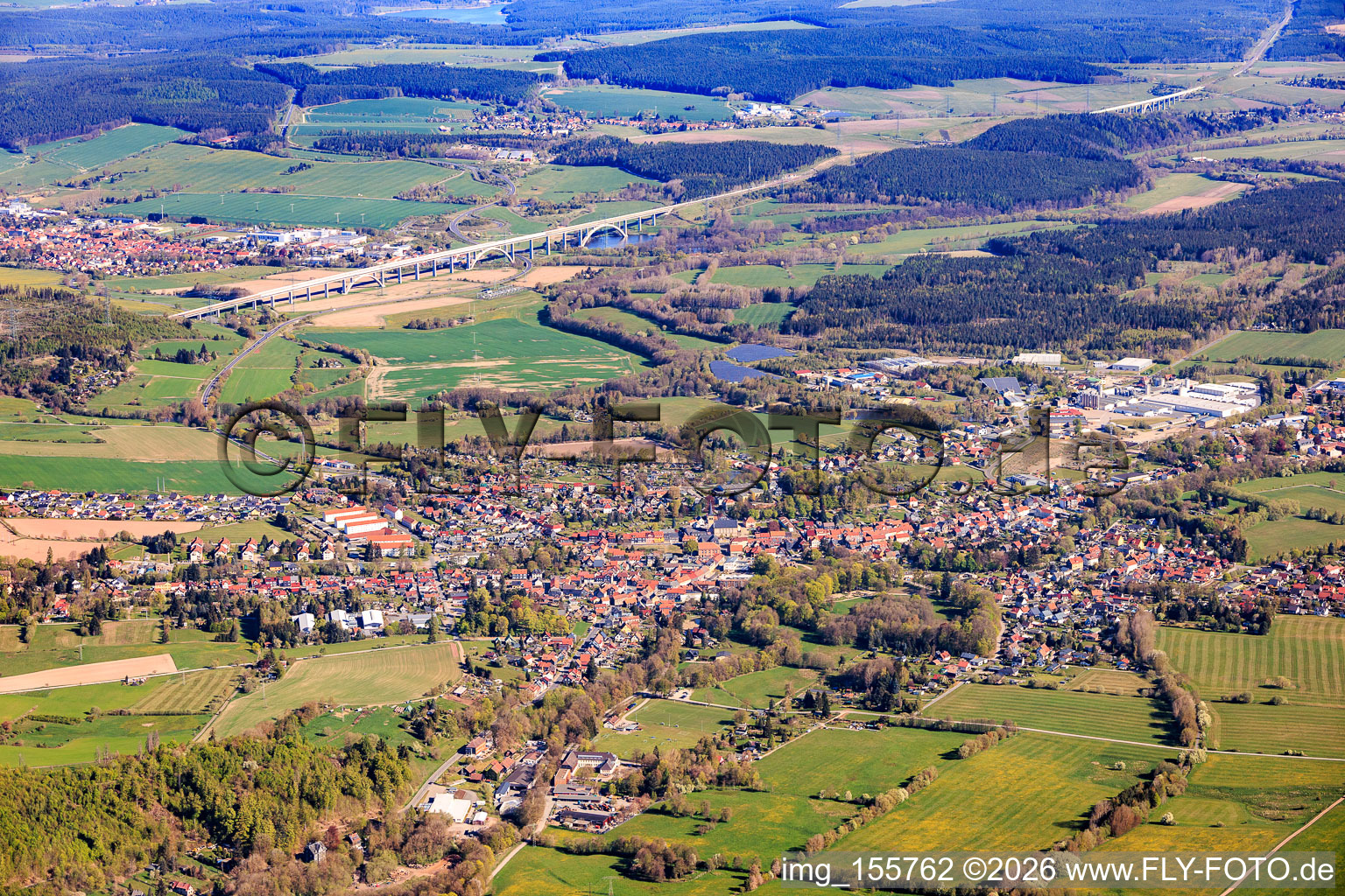 Vue de la ville depuis le sud-est, de ce côté du pont de la vallée de l'Ilm emprunté par le train à grande vitesse ICE. à le quartier Gehren in Ilmenau dans le département Thuringe, Allemagne