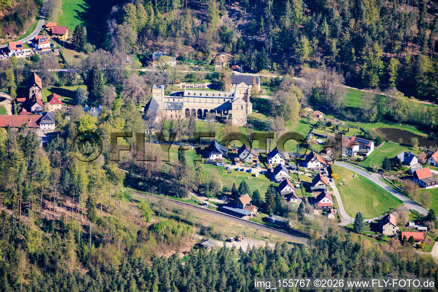 Monastère Paulinzella avec terres louées, pavillon de chasse et ruines du monastère à le quartier Paulinzella in Königsee dans le département Thuringe, Allemagne