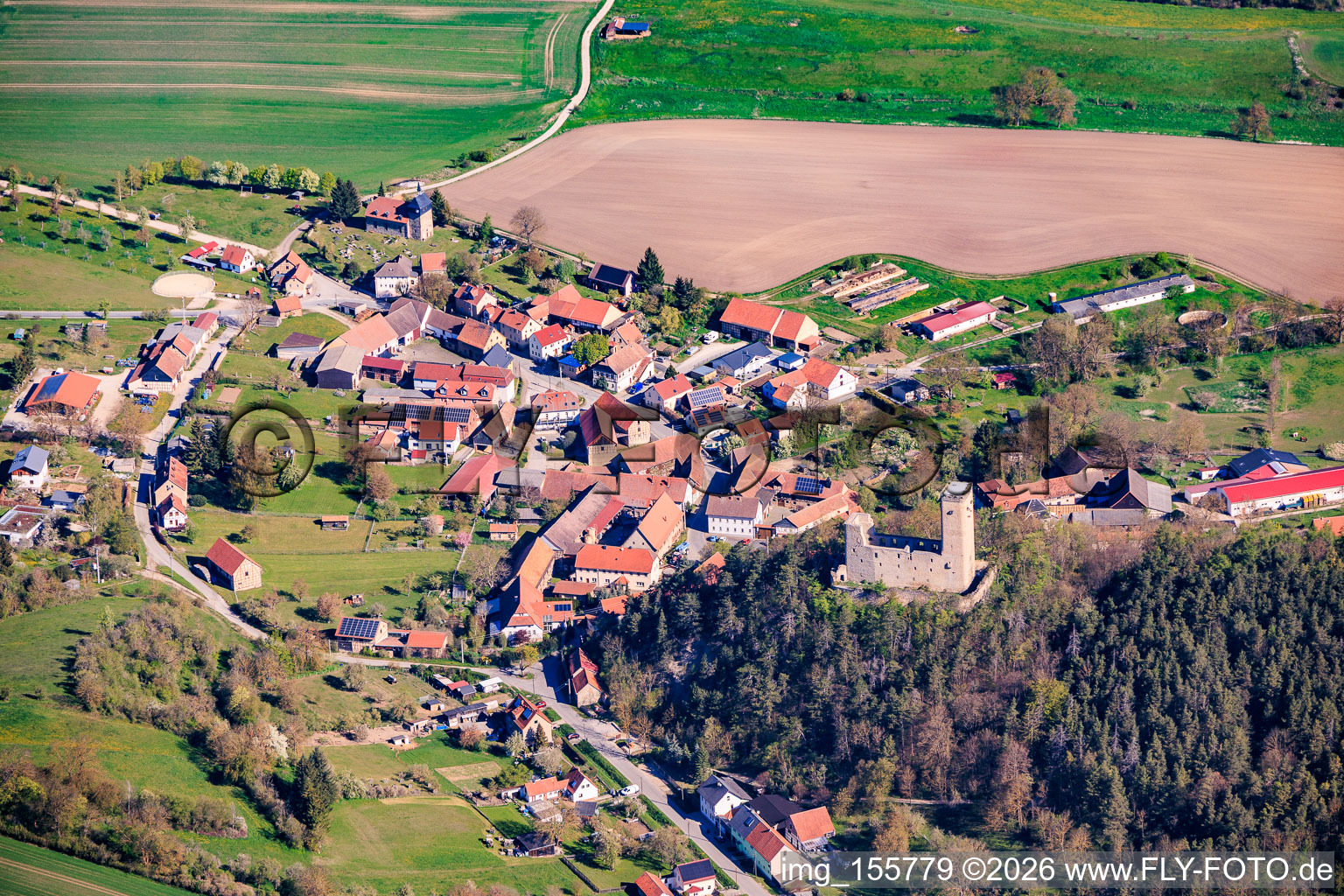 Vue du village depuis le sud avec les ruines du château Ehrenstein à le quartier Ehrenstein in Stadtilm dans le département Thuringe, Allemagne