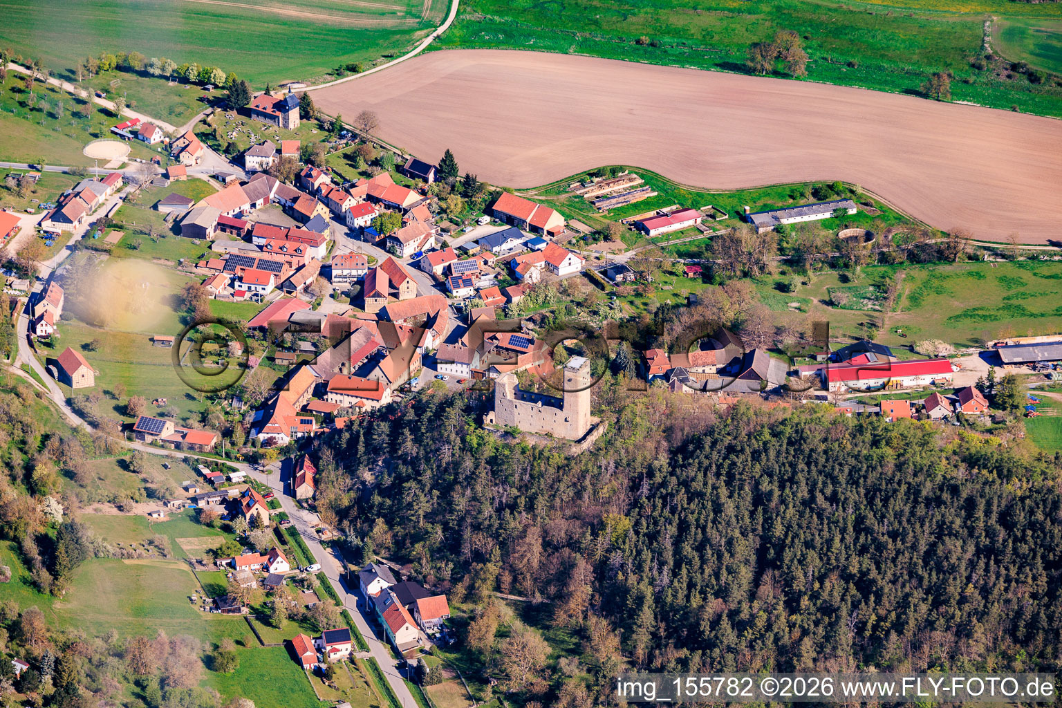 Vue du village depuis le sud avec les ruines du château Ehrenstein à le quartier Ehrenstein in Stadtilm dans le département Thuringe, Allemagne