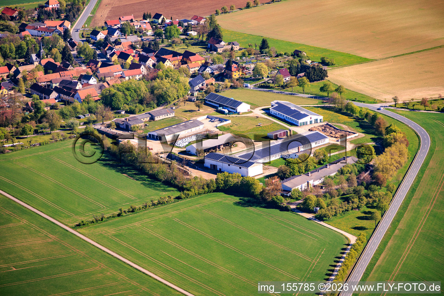 Grande exploitation agricole dans le sud, sur la B85 à le quartier Neckeroda in Blankenhain dans le département Thuringe, Allemagne