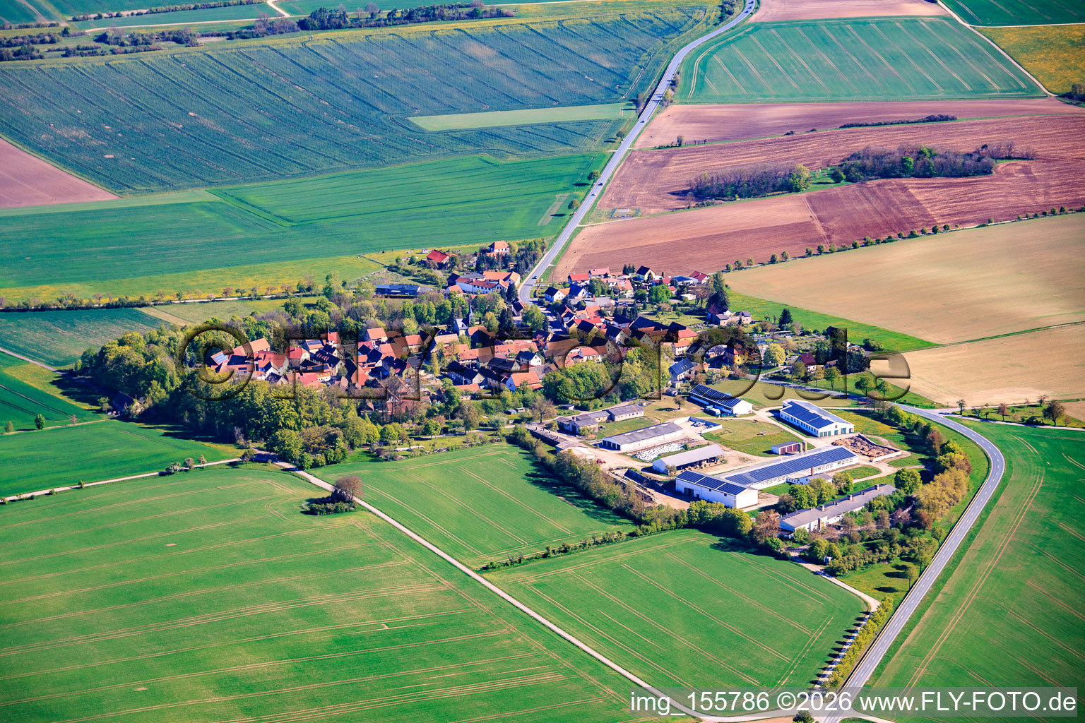 Vue du village depuis l'est, avec une grande ferme au sud sur la route B85. à le quartier Neckeroda in Blankenhain dans le département Thuringe, Allemagne