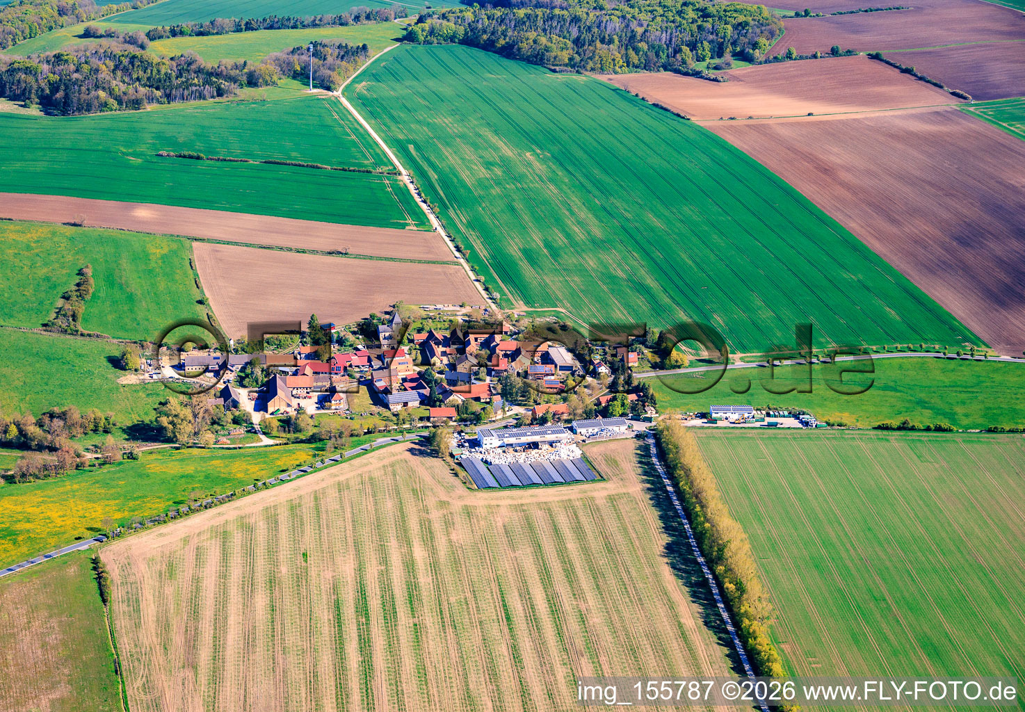 Vue du village depuis l'est, avec une grande ferme au sud sur la route B85. à le quartier Neckeroda in Blankenhain dans le département Thuringe, Allemagne