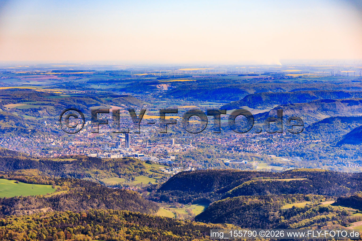 Vue de la ville dans la vallée de la Saale depuis le sud-ouest à le quartier Jena-Süd in Jena dans le département Thuringe, Allemagne