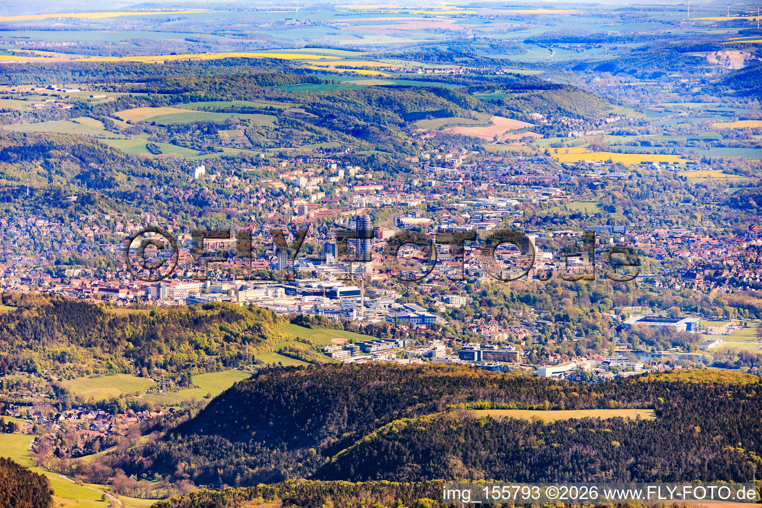Vue de la ville depuis le sud-ouest à le quartier Jena-Süd in Jena dans le département Thuringe, Allemagne
