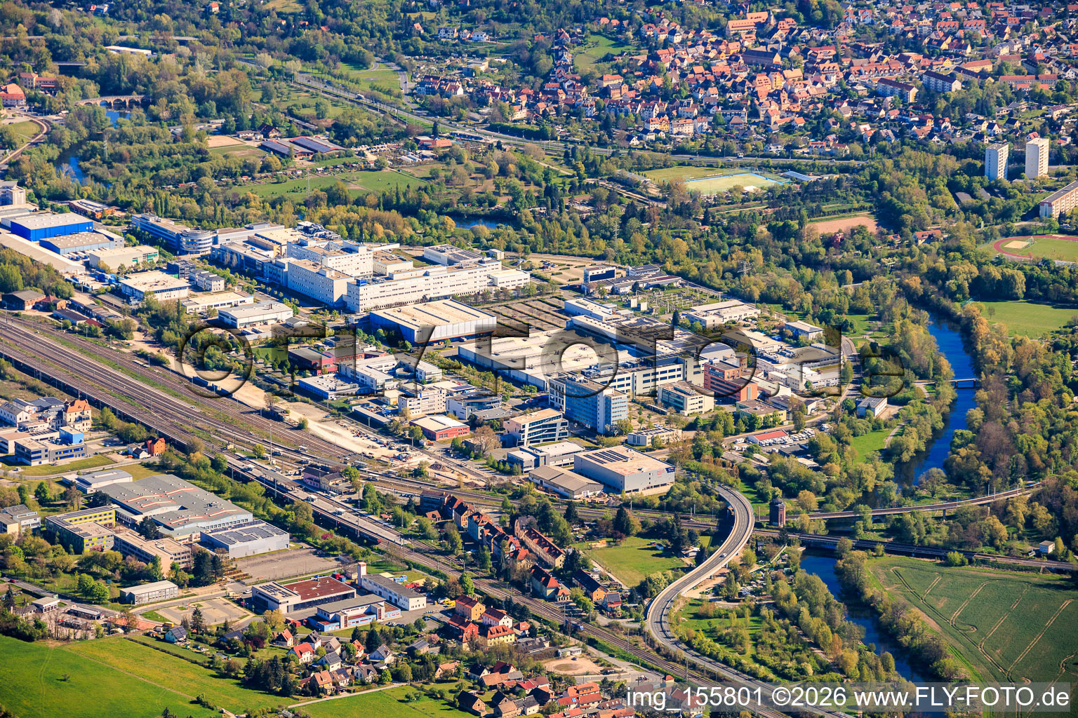 Parc industriel de la Göschwitzer Straße entre les voies ferrées et les rives de la Saale avec JENOPTIK Robot GmbH, JENOPTIK Automatisierungstechnik, Analytik Jena GmbH+Co. KG à le quartier Burgau in Jena dans le département Thuringe, Allemagne