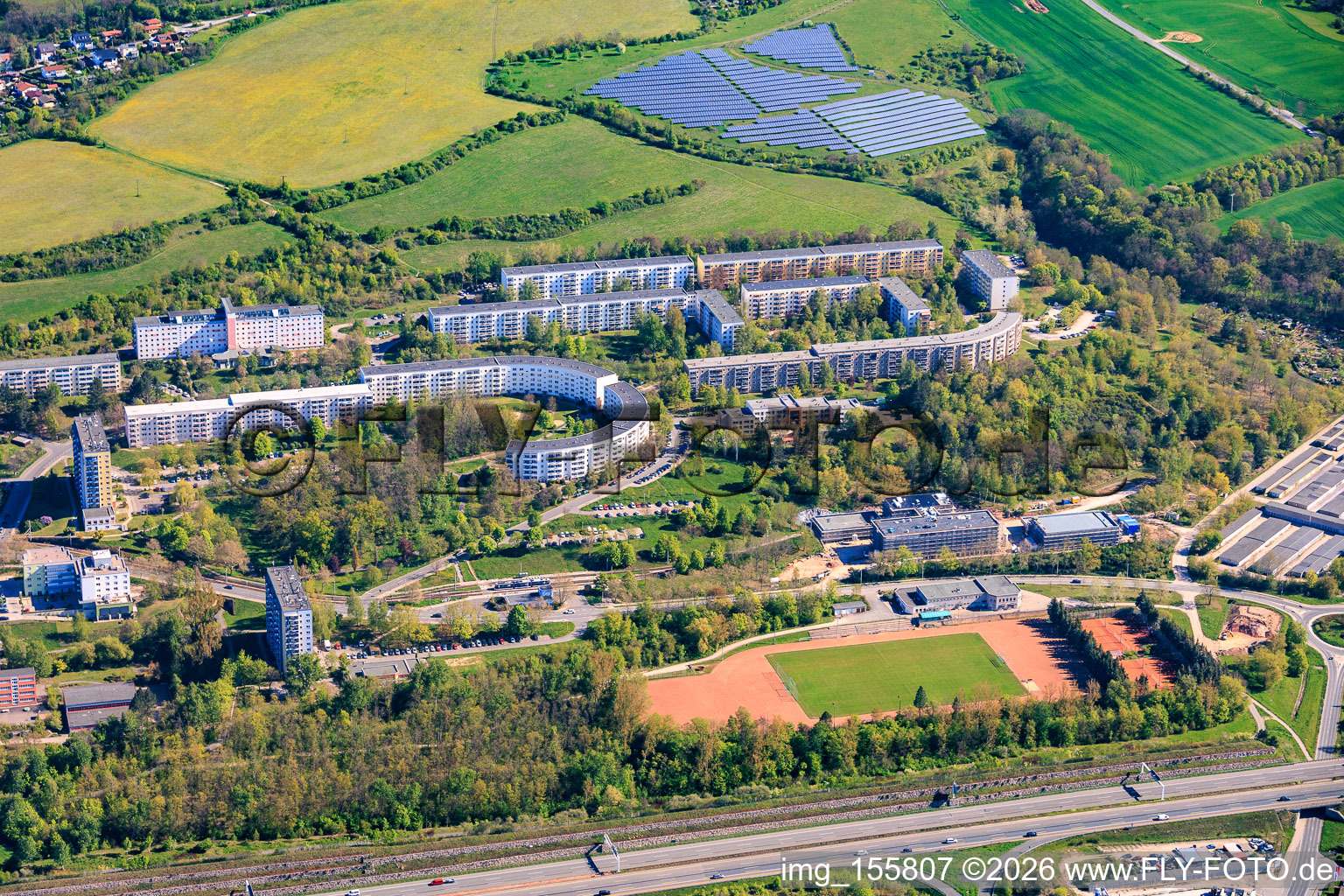 Ensemble de maisons préfabriquées semi-circulaires dans la Carolinenstrasse à le quartier Neulobeda in Jena dans le département Thuringe, Allemagne