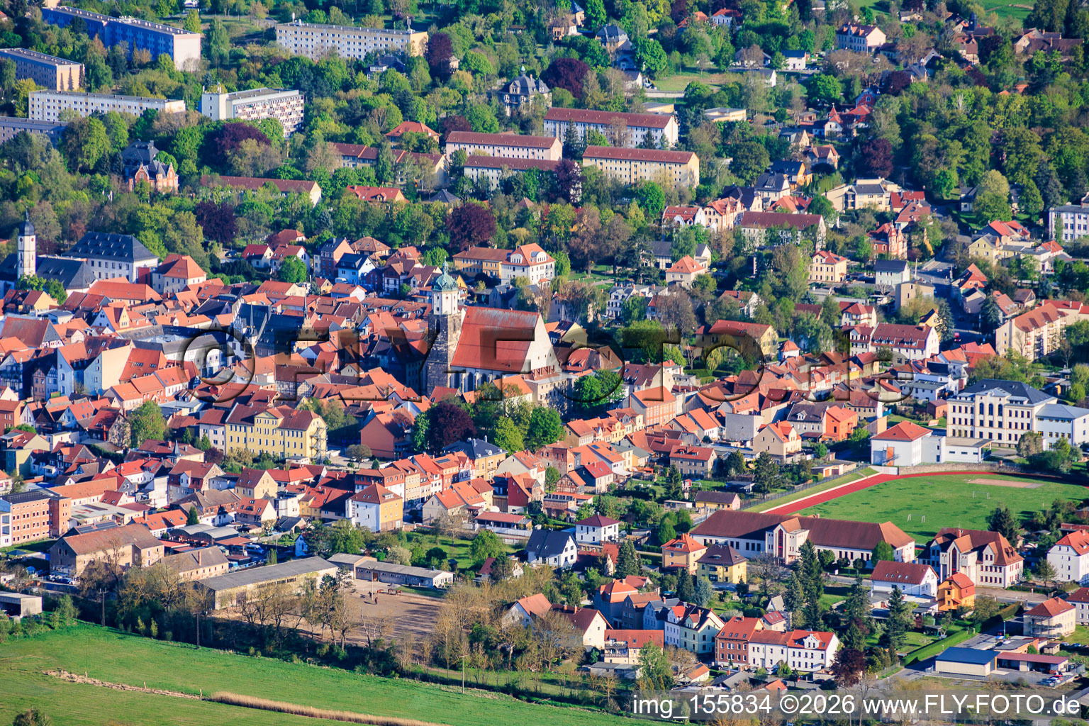 Vue de la ville depuis le nord, avec la place de l'église et l'église Saint-Jean-Baptiste, ainsi que le stade Goethe. à Neustadt an der Orla dans le département Thuringe, Allemagne