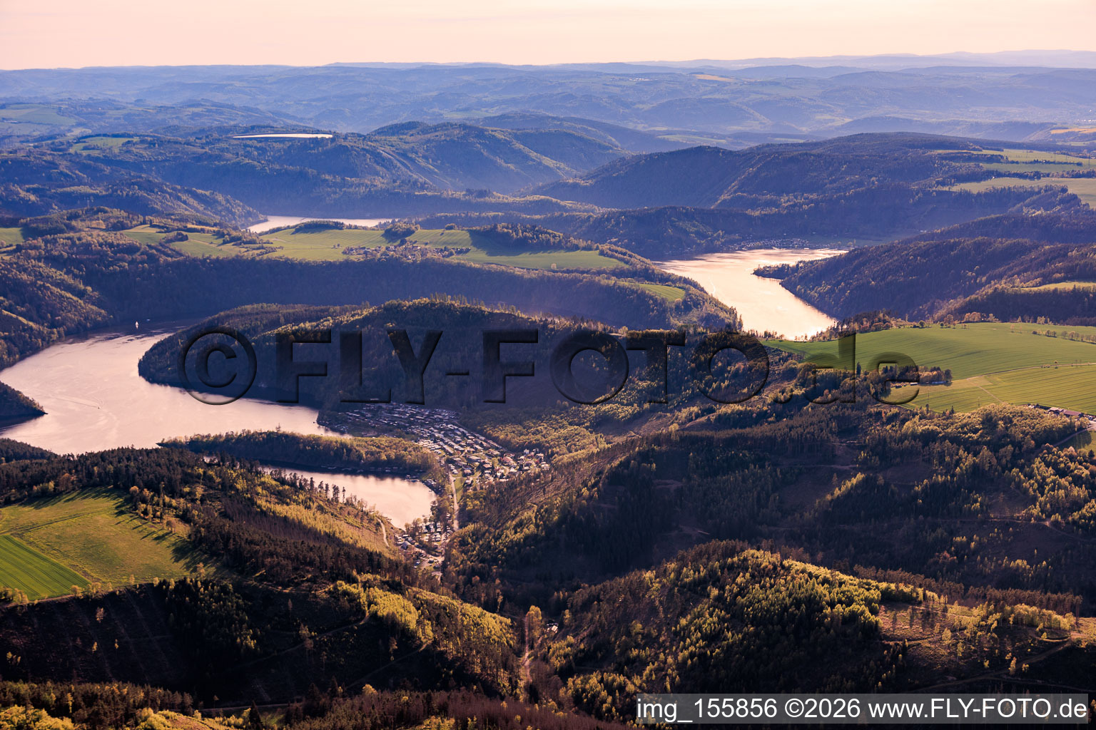 Le réservoir de Hohenwarte I vu de l'est, avec la réserve naturelle de Portenschmiede et le point de vue de Jägerspitze. à le quartier Doberake in Wilhelmsdorf dans le département Thuringe, Allemagne