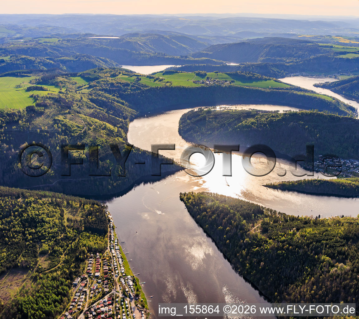 Paysage lacustre du réservoir de Hohenwarte vu de l'est, avec la Jägerspitze. à le quartier Reitzengeschwenda in Drognitz dans le département Thuringe, Allemagne
