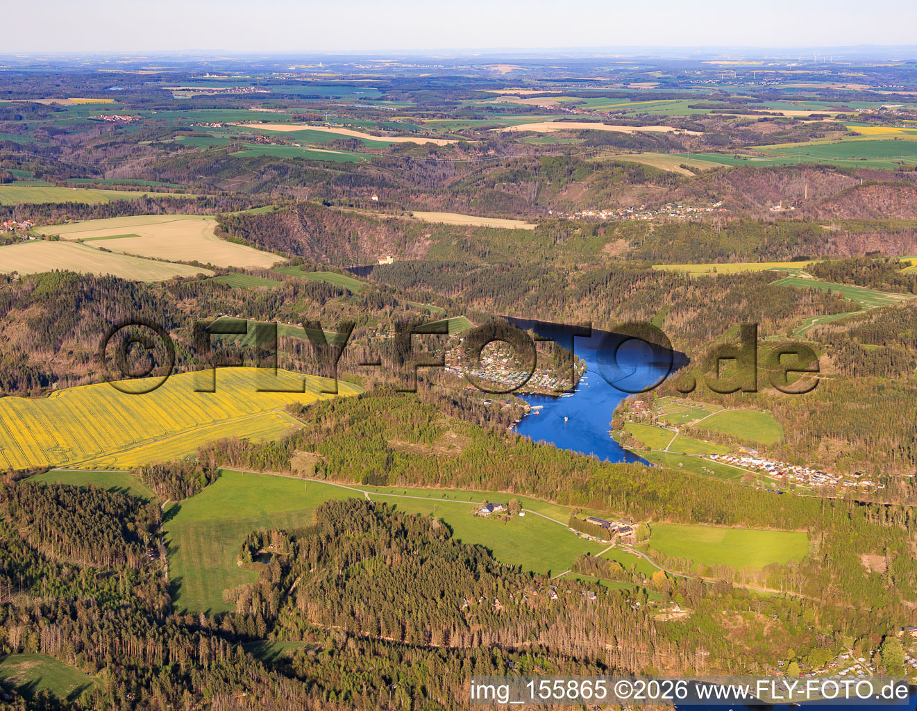 Paysage lacustre du réservoir de Hohenwarte vu de l'ouest, avec le camping de Linkenmühle à Altenbeuthen dans le département Thuringe, Allemagne