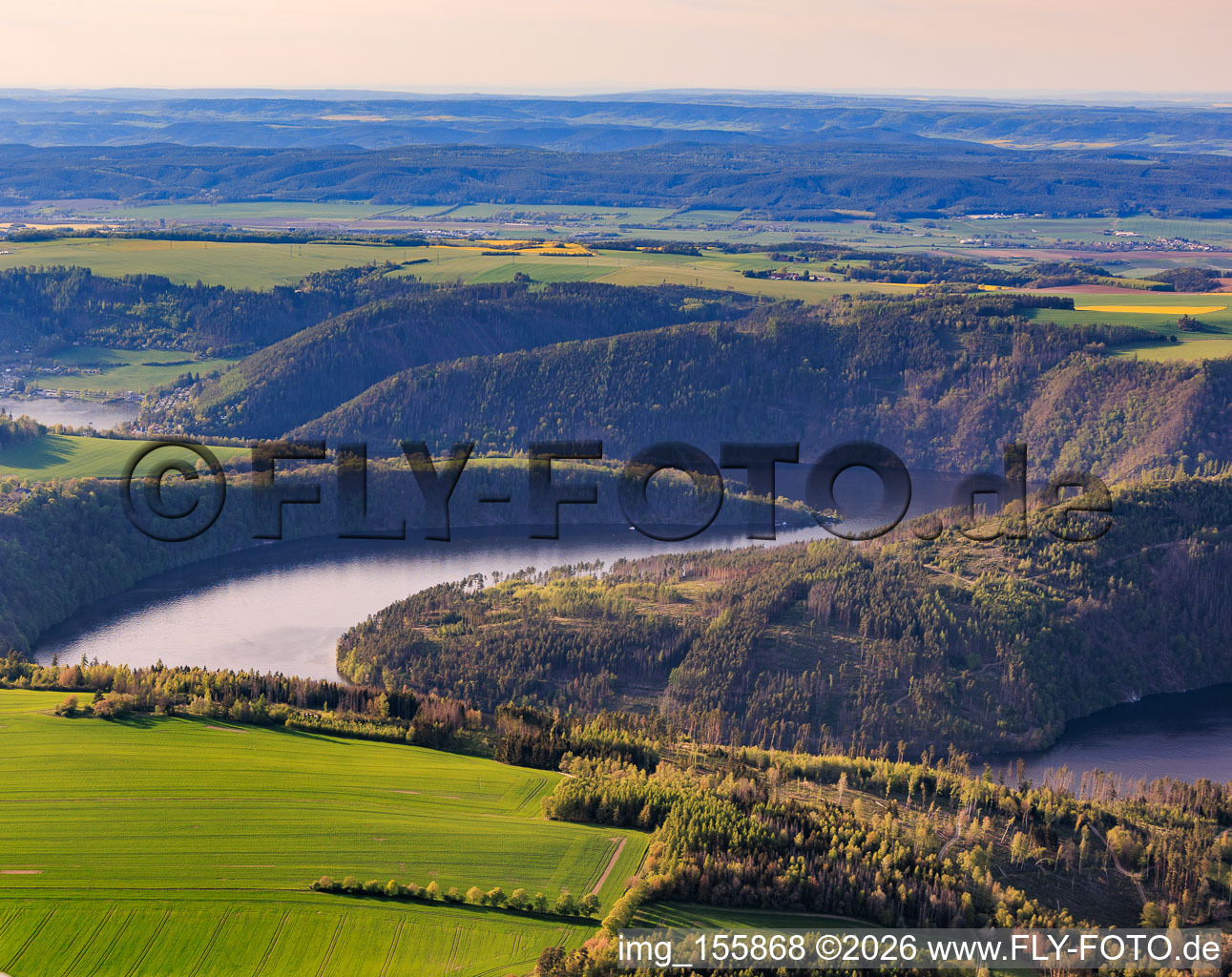 Paysage lacustre du réservoir de Hohenwarte vu du sud-est à le quartier Neidenberga in Drognitz dans le département Thuringe, Allemagne