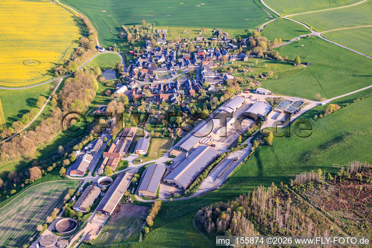 Vue du village depuis le nord avec Agrar GmbH Dorfilm à le quartier Dorfilm in Leutenberg dans le département Thuringe, Allemagne