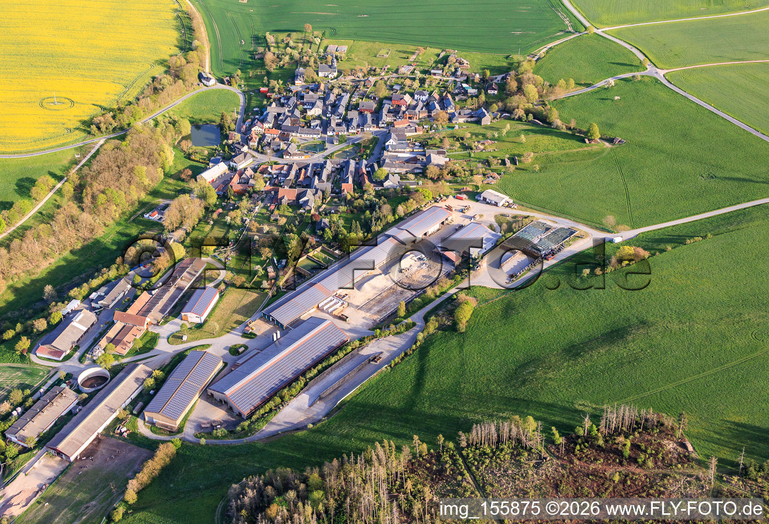 Vue du village depuis le nord avec Agrar GmbH Dorfilm à le quartier Dorfilm in Leutenberg dans le département Thuringe, Allemagne