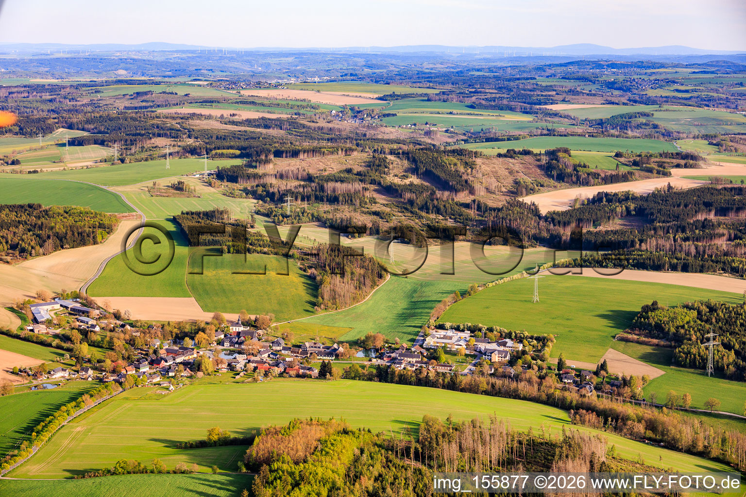Vue du village depuis le nord avec Diakoniestiftung Weimar Bad Lobenstein gGmbH à le quartier Altengesees in Remptendorf dans le département Thuringe, Allemagne