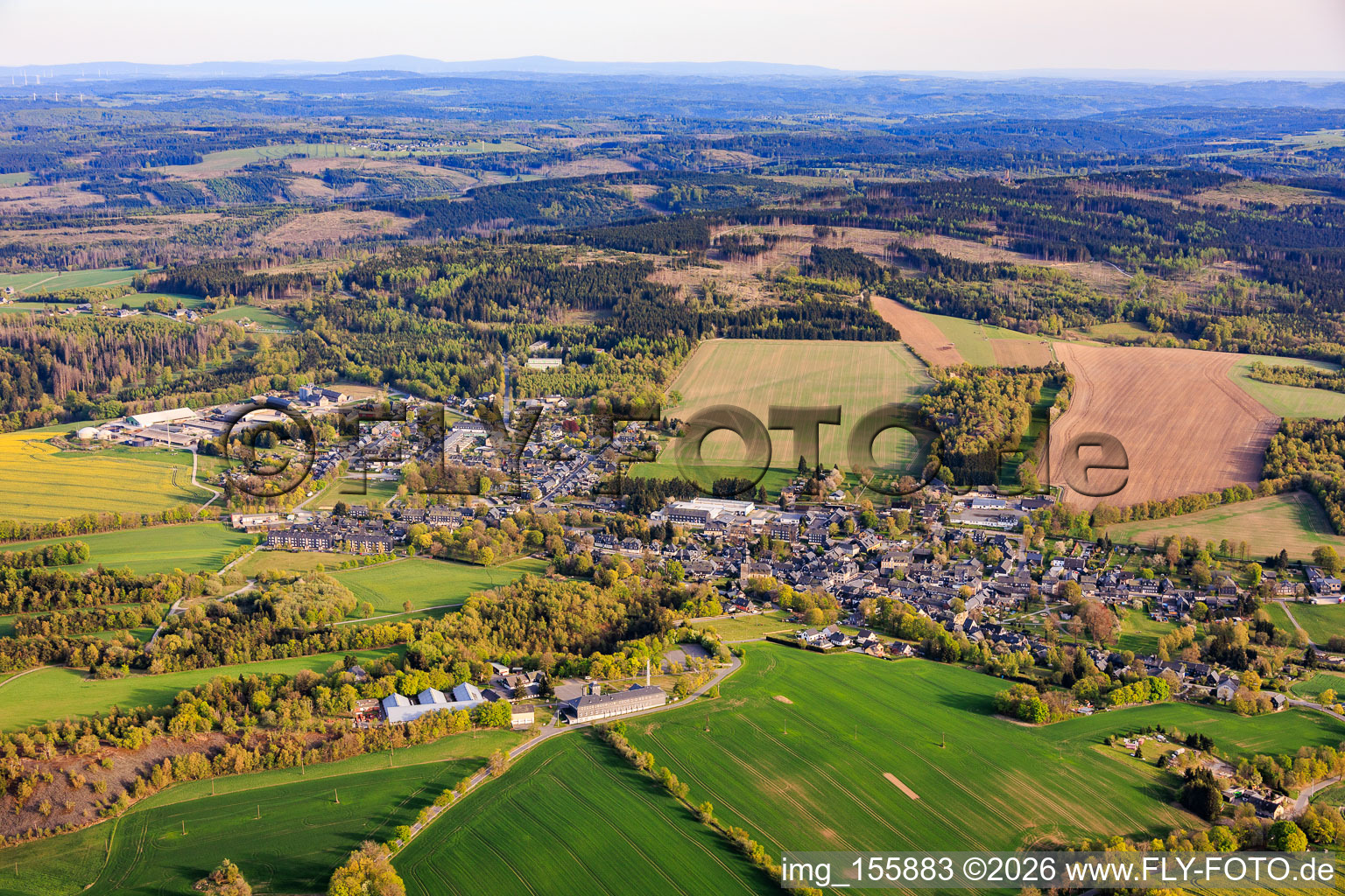 Vue du village depuis le nord, avec la coopérative agricole de Frankenwald. à Lehesten dans le département Thuringe, Allemagne