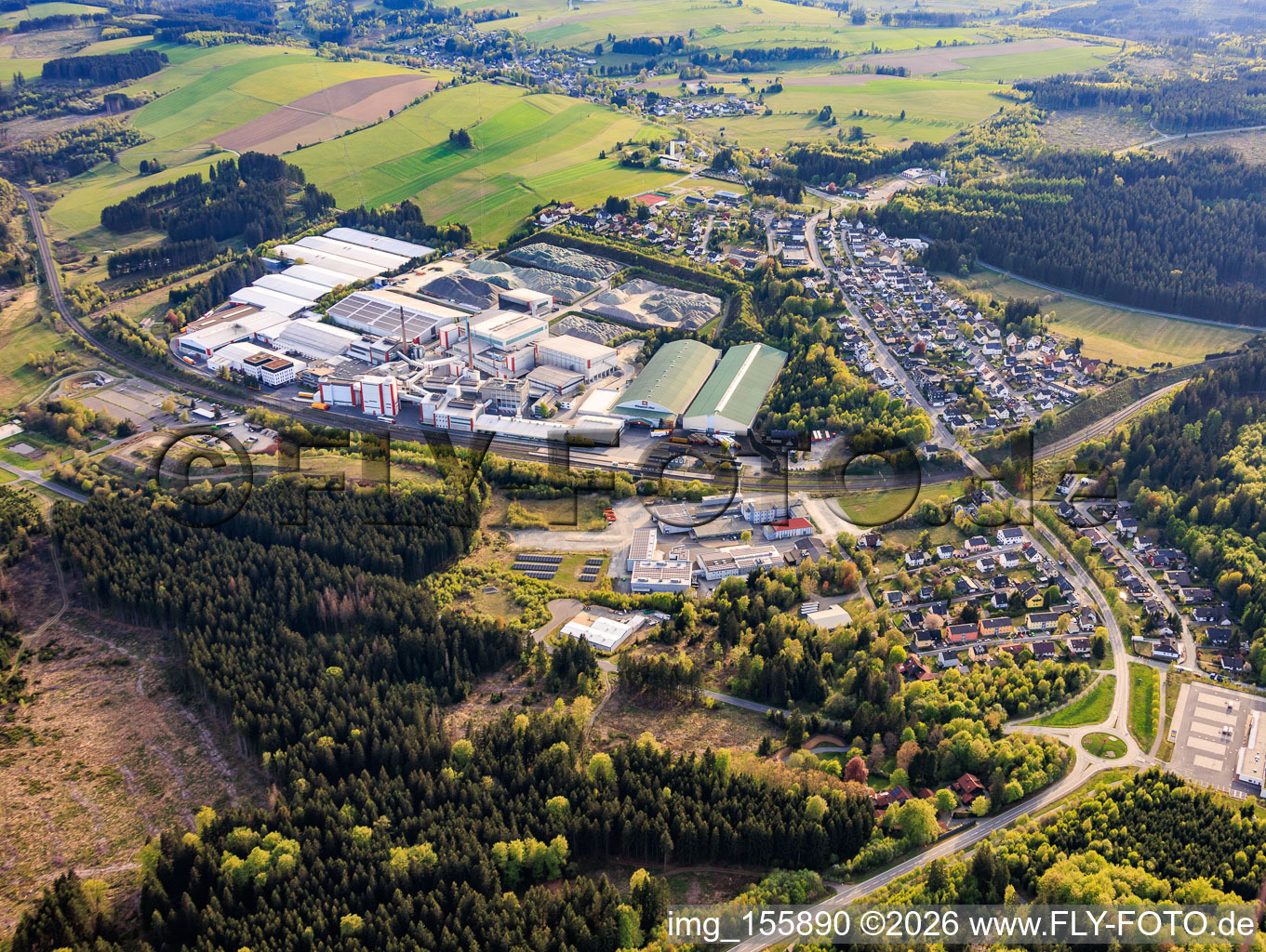 Parc industriel à la gare avec Wiegand-Glashüttenwerke GmbH et Bayerische Flaschen-Glashüttenwerke Vertriebs-GmbH à Steinbach am Wald dans le département Bavière, Allemagne