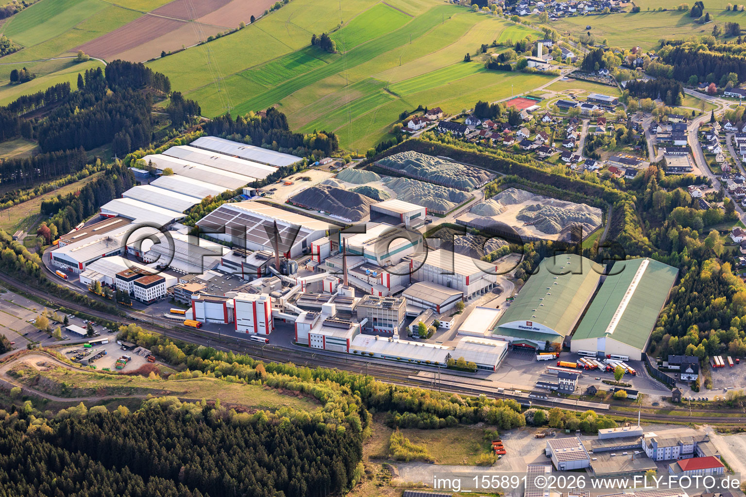 Parc industriel à la gare avec Wiegand-Glashüttenwerke GmbH et Bayerische Flaschen-Glashüttenwerke Vertriebs-GmbH à Steinbach am Wald dans le département Bavière, Allemagne
