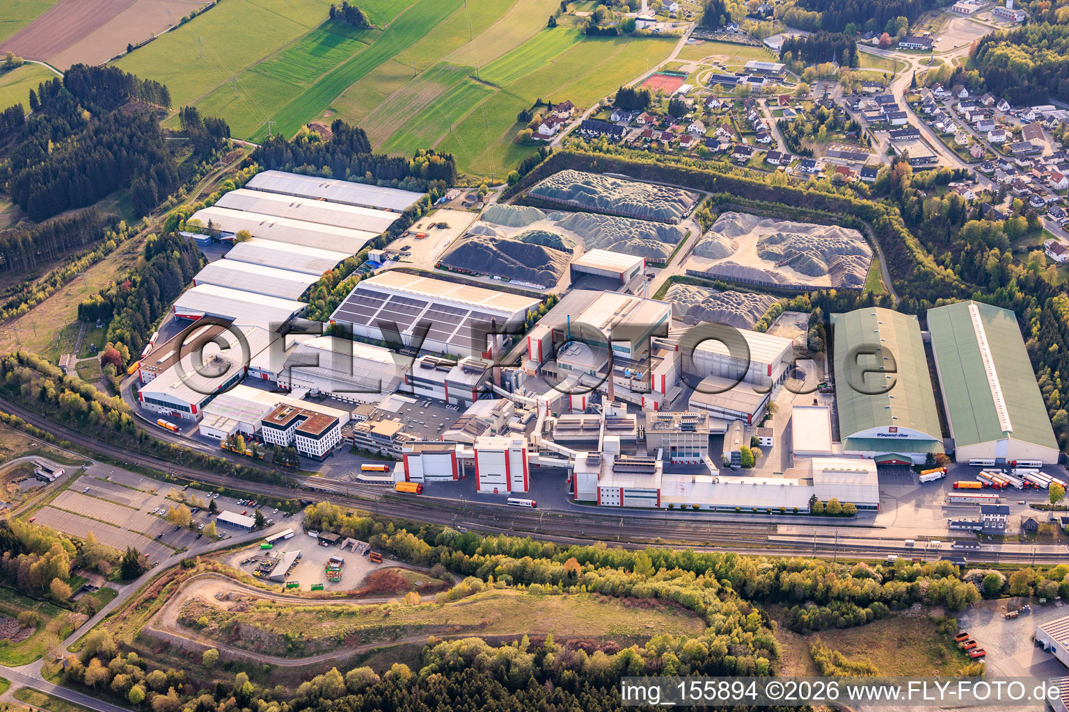 Parc industriel à la gare avec Wiegand-Glashüttenwerke GmbH et Bayerische Flaschen-Glashüttenwerke Vertriebs-GmbH à Steinbach am Wald dans le département Bavière, Allemagne