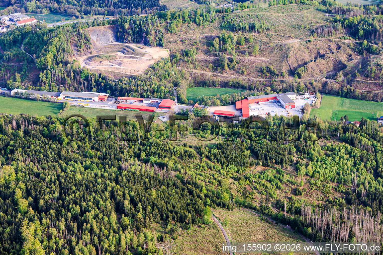 Zone industrielle à gauche de la route nationale 220 avec Max Frank Pressig GmbH à Pressig dans le département Bavière, Allemagne