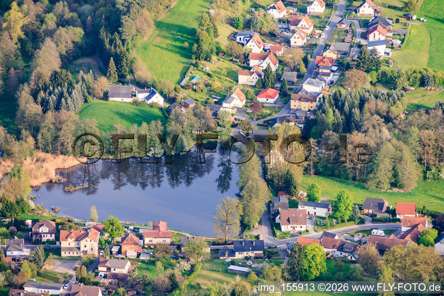 Vue du village avec l'étang du moulin en forme de cœur depuis le nord à le quartier Schierschnitz in Föritztal dans le département Thuringe, Allemagne