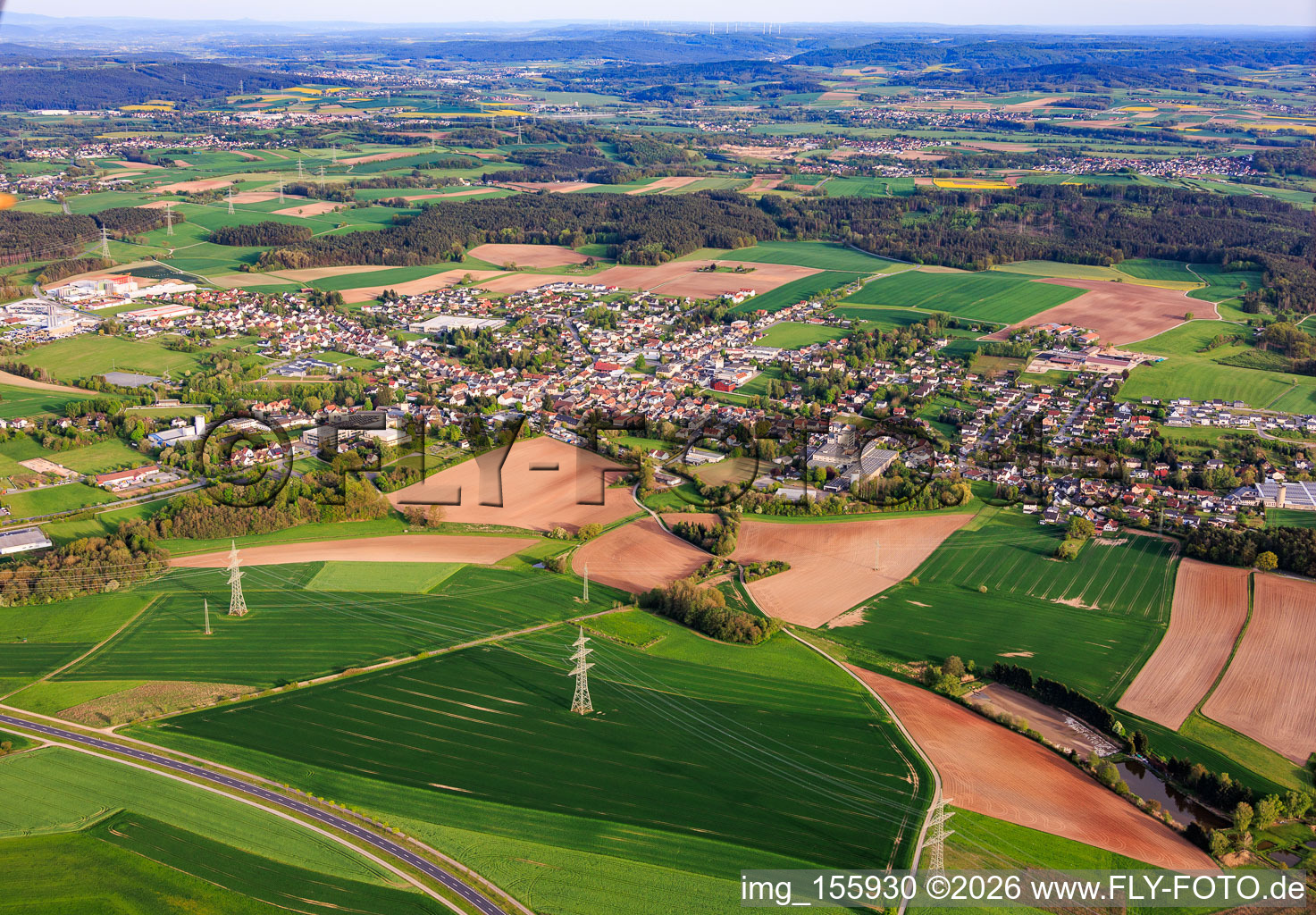 Vue de la ville depuis le nord à Weidhausen bei Coburg dans le département Bavière, Allemagne