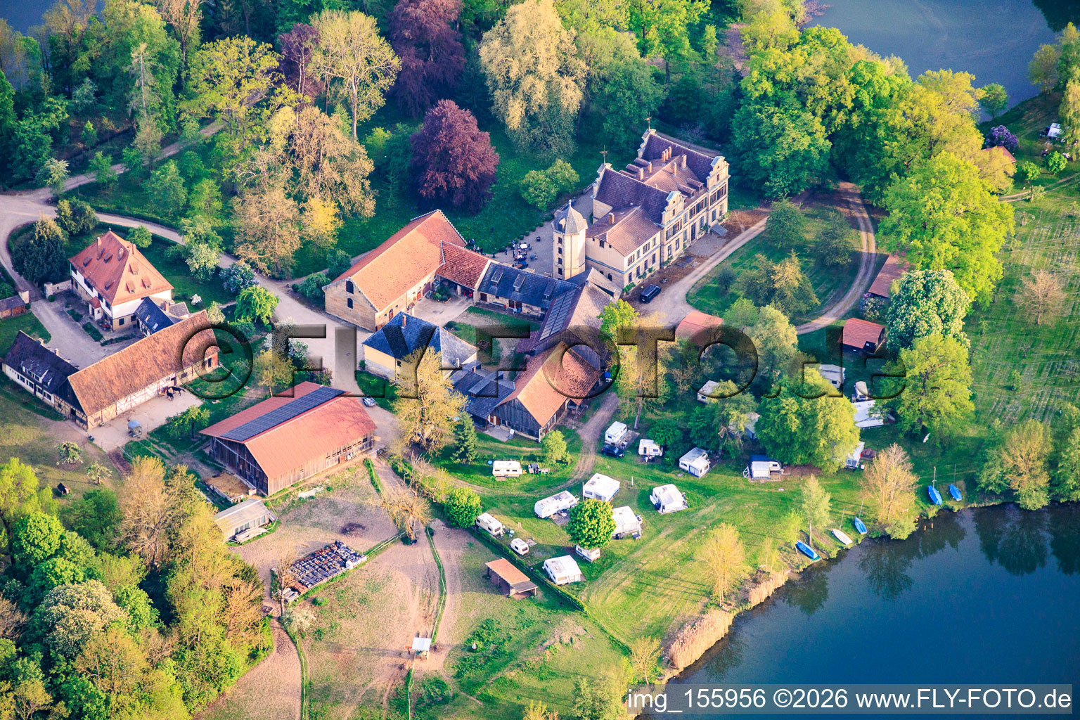 Château d'Oberau au bord du lac Mittelsee et école de voile et de bateau à moteur d'Oberau - Werner Dorbert à Bad Staffelstein dans le département Bavière, Allemagne