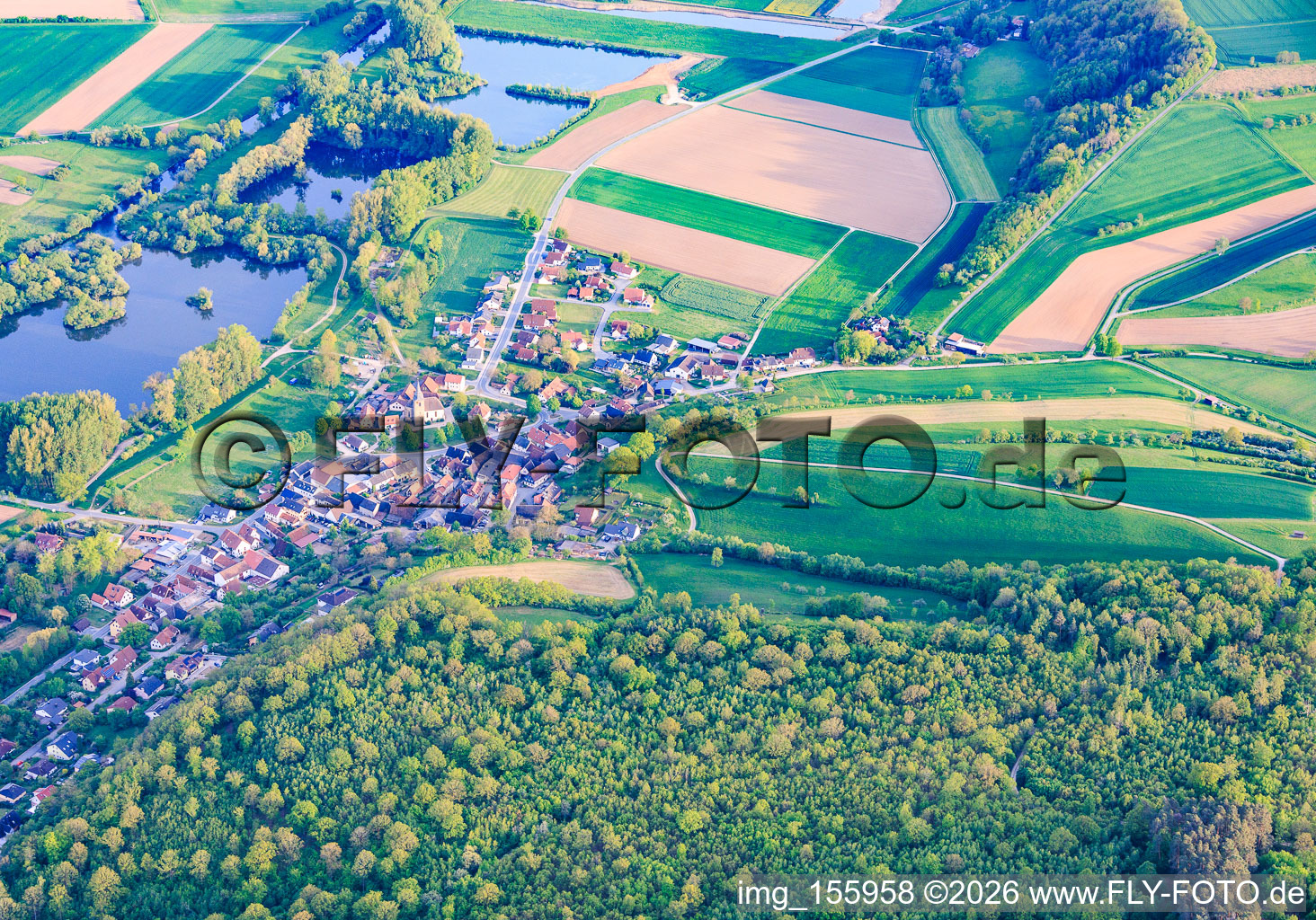 Vue du village depuis le nord avec le Wiesner Wörthsee et le Bergmannsee à le quartier Wiesen in Bad Staffelstein dans le département Bavière, Allemagne