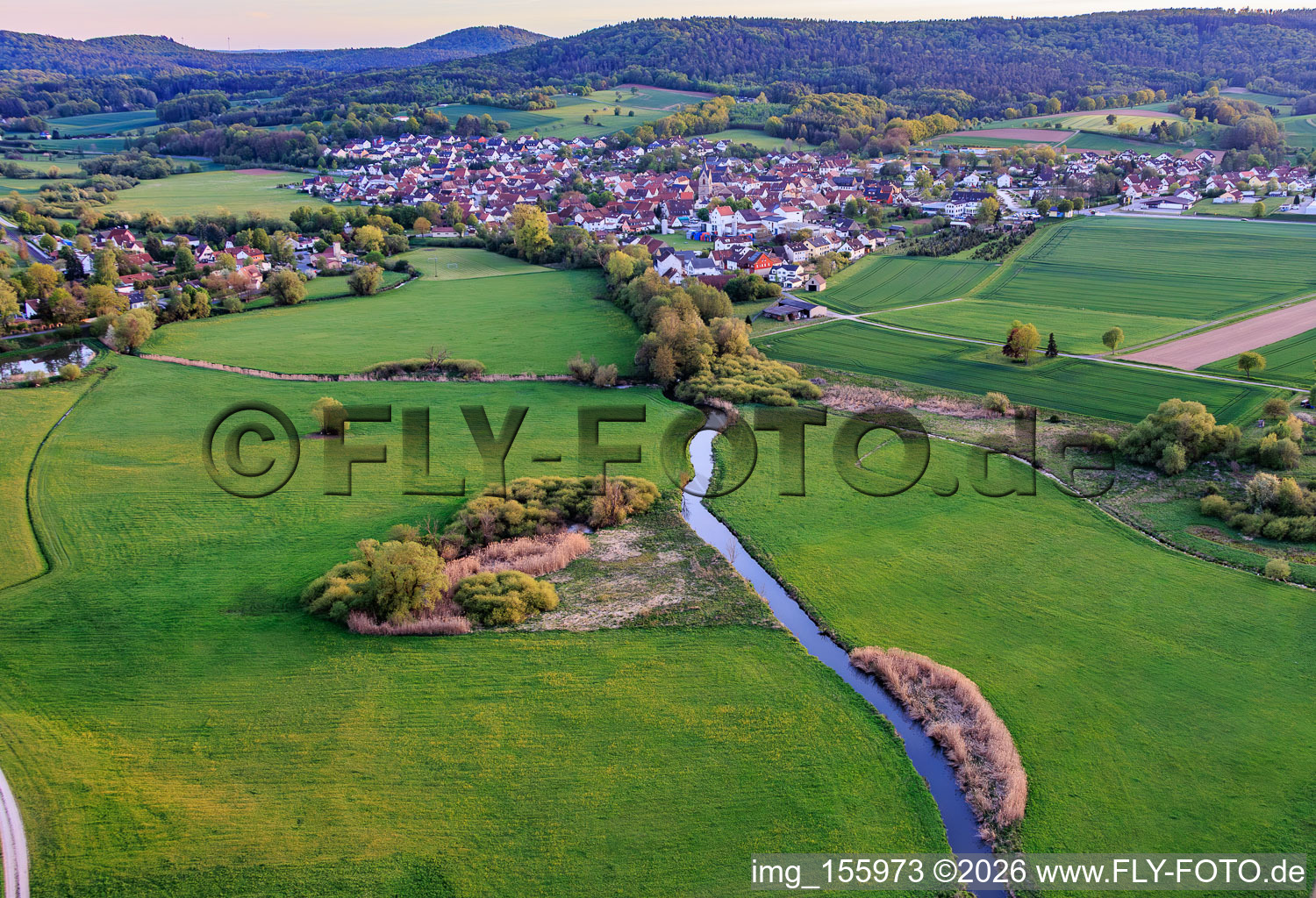 Cours de la rivière Baunach vers le sud-ouest à Reckendorf dans le département Bavière, Allemagne